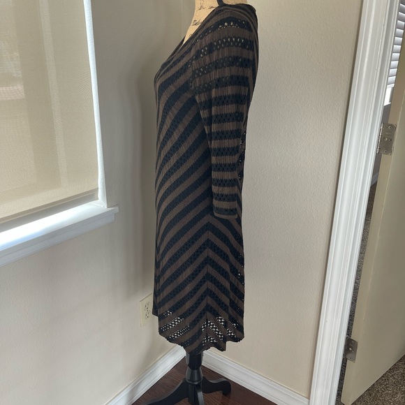 MIRACLEBODY Brown & Black Chevron Slimming Fitted Dress. Medium (8-10. - Picture 3 of 7